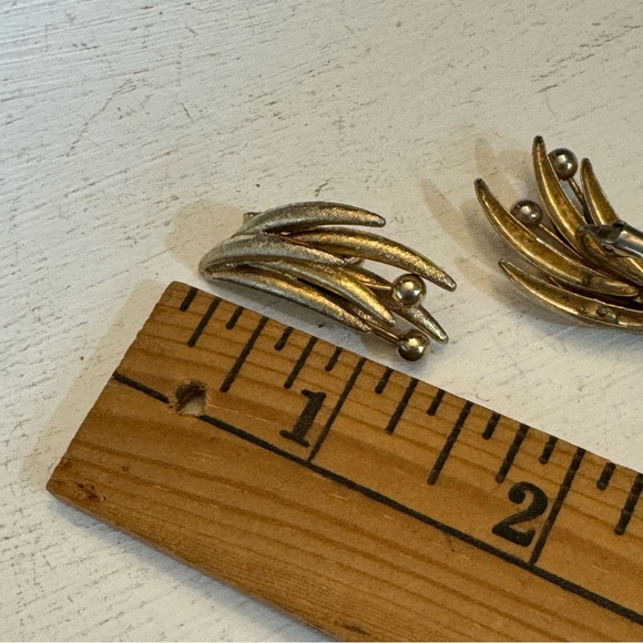 Vintage Brushed Gold Tone Fanned Leaf Brooch & Clip On Earrings Costume Set - Picture 13 of 14